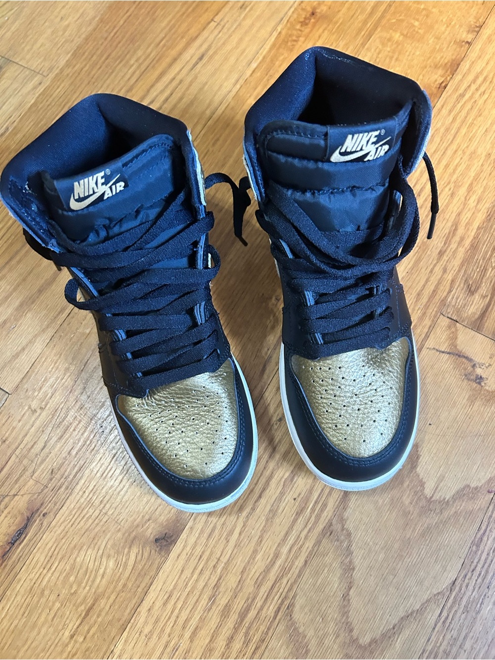 Air Jordan 1 Retro High OG Black and Metallic Gold Swoosh Collar Sz 7Y Boys